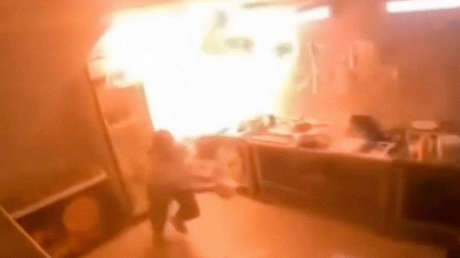 VIDEO: Intentan apagar aceite en llamas con agua y esto es lo que ocurrió