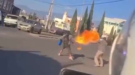 VIDEO: Un tragafuegos y un limpiaparabrisas se enfrentan en una 'épica batalla'