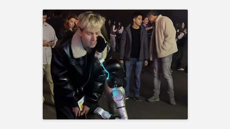 Se mete en la pista de un robot bailarín y recibe una dura lección Se mete en la pista de un robot bailarín y recibe una dura lección