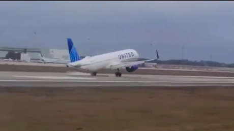 VIDEO: Avión evita por poco un desastre al desprenderse su rueda delantera