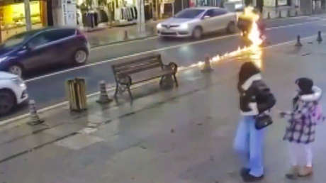 Moto en marcha se convierte de repente en una bola de fuego Moto en marcha se convierte de repente en una bola de fuego