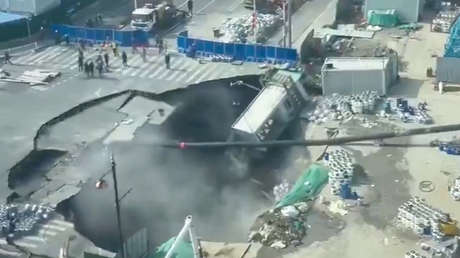 VIDEO: Colosal 'abismo' se abre de repente y se traga gran parte de una calle
