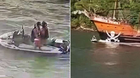 VIDEO: Frenan una moto acuática para besarse y los atropella un 'barco pirata'
