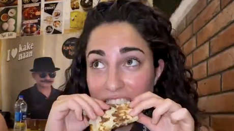 'Influencer' hace reto extremo de comida en la India y se lleva una sorpresa (VIDEO)