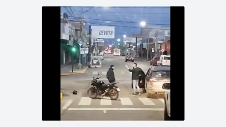 Se baja de su auto a discutir con un motociclista y sucede algo inesperado (VIDEO)