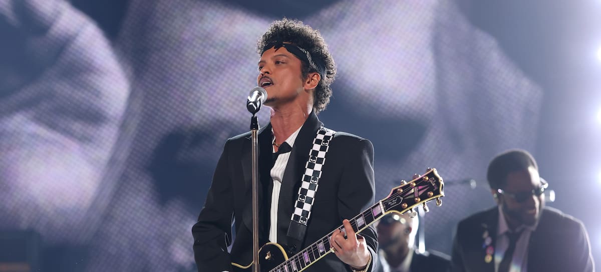 Bruno Mars en su actuación de los Grammy