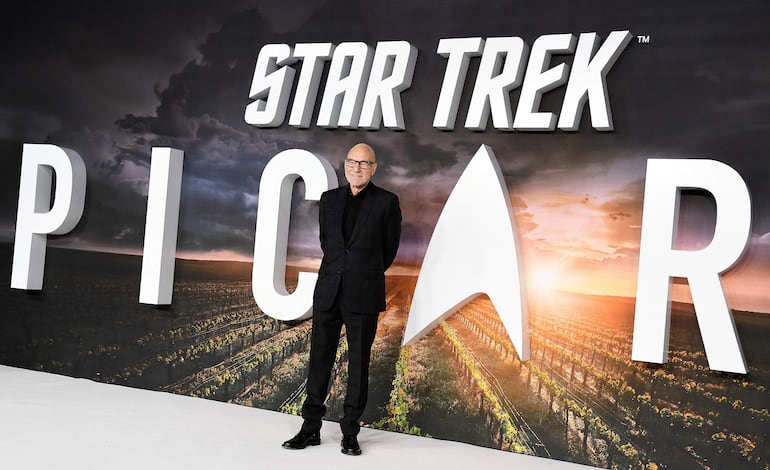 Stewart alcanzó la fama internacional como el capitán Jean-Luc Picard en la serie “Star Trek: The Next Generation”, papel que retomó años después en nuevas producciones de la franquicia.