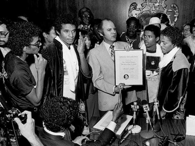 Atlanta - 22 de julio: Bob Carr, conocido como Willis the Guard, de WQXI/94Q, entrega a The Jacksons, capítulo de Atlanta de la Academia de la Grabación/Grammy, una declaración especial en el Omni Coliseum de Atlanta, Georgia, el 22 de julio de 1981 (Foto de Rick Diamond/Getty Images).